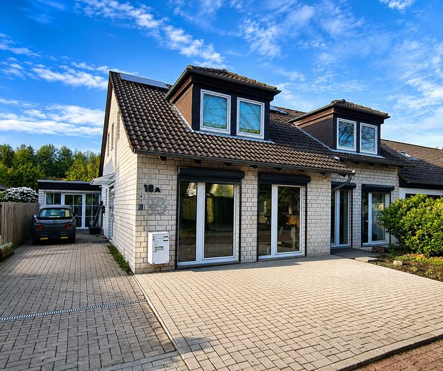 Haus in Bothfeld Nord / Isernhagen (Natur vor der Tür) – Frontansicht mit Stellplätzen