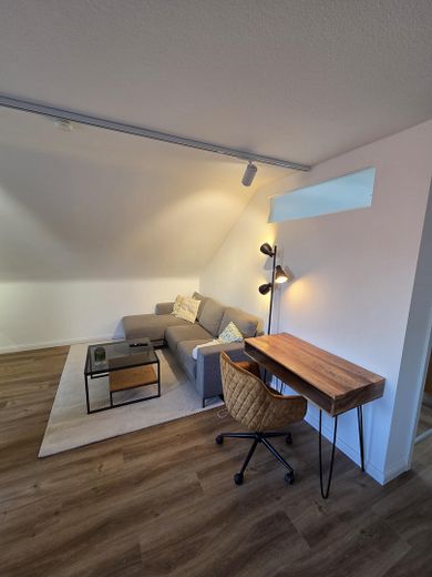 Möblierte 2Z-Wohnung im Zentrum - Wohnen auf Zeit ab 1.11 – Wohnbereich