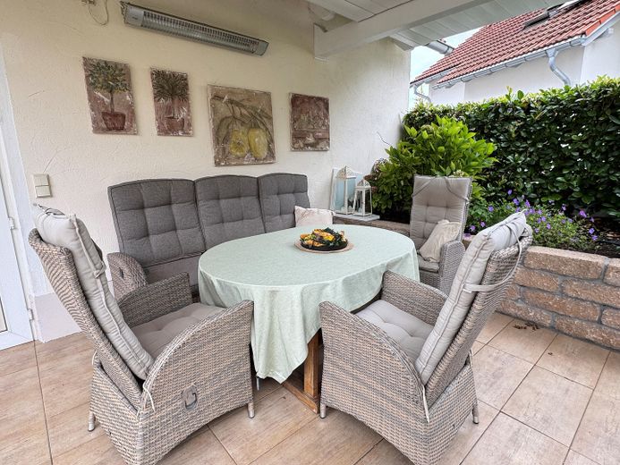 Pełen światła, starannie utrzymany dom jednorodzinny – Überdachte Terrasse