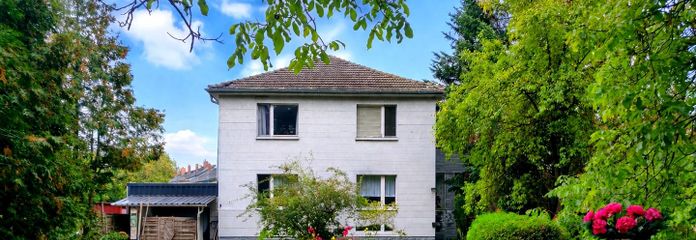 Bella casa con ampio giardino, con possibilità edificatorie per circa 847 mq di superficie abitabile lorda