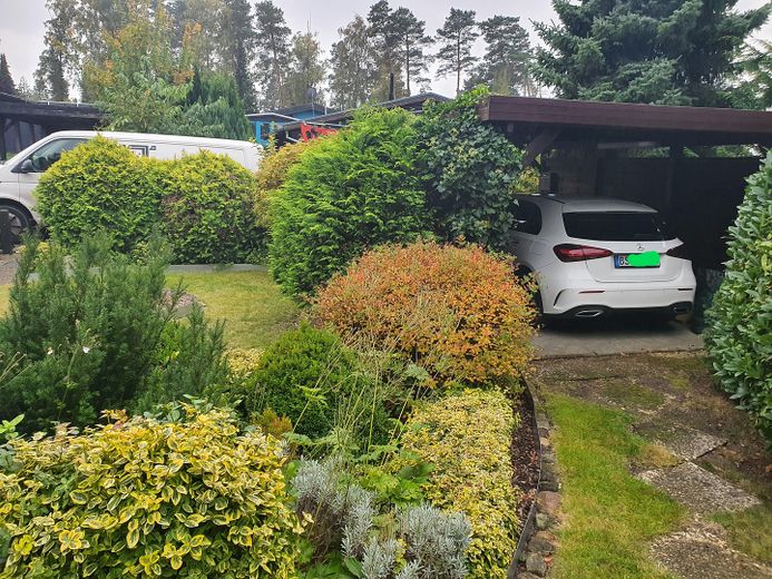 Carport von der Gartenseite