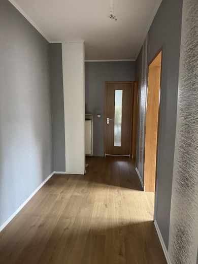 4-kamerappartement op de begane grond met balkon, garage en gebruik van de tuin in rustige ligging, Haibach – Flur