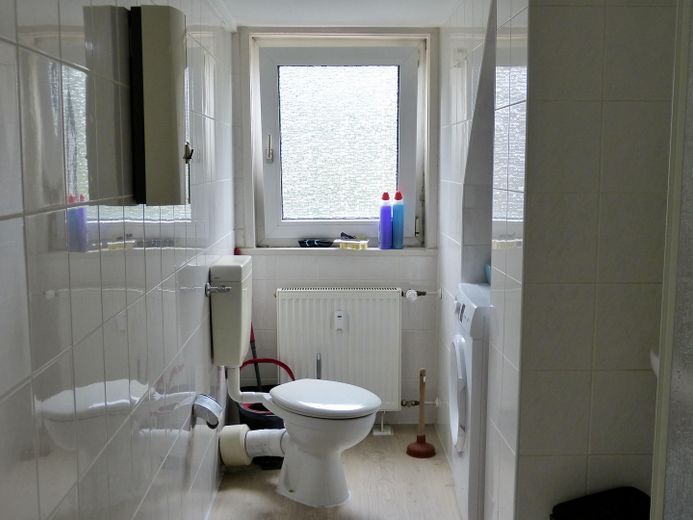 Helle Dachgeschosswohnung mit Einbauküche – perfekt für Paare, Singles oder WG – Badezimmer