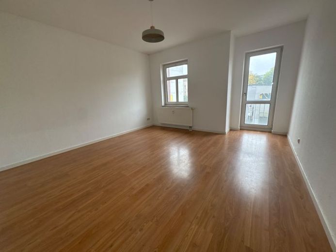 Zzgl EBK** 1. OG / Bad mit Wanne / Laminat - Balkon ! – Foto 1