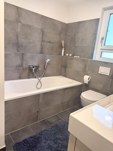 Exklusive 3-Zimmer-Wohnung in Fürth-Burgfarrnbach – hochwertige Küche, Balkon, Aufzug & TG – Bad 2