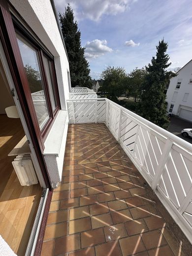Luminoso appartamento ristrutturato di 1 stanza, libero e in posizione eccellente, con balcone e posto auto – Balkon