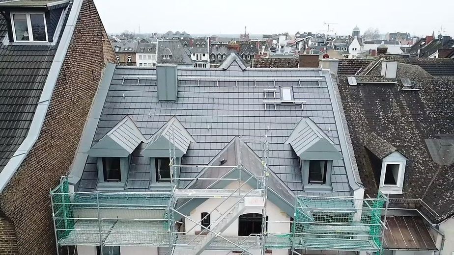 Frisch sanierte 1-ZKB Dachgeschosswohnung Frankfurt-Höchst | Stellplatz | privat – Dach neu, Teil Hofseite