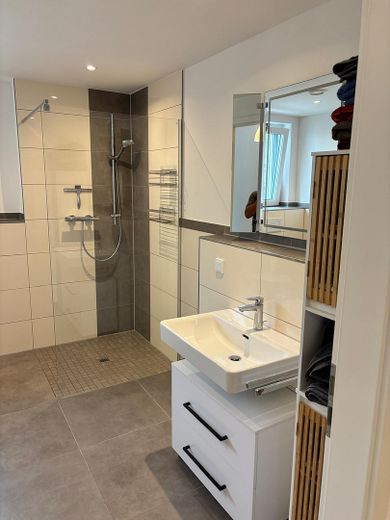 Moderne Neubau-Wohnung für Singles und Paare – Bad