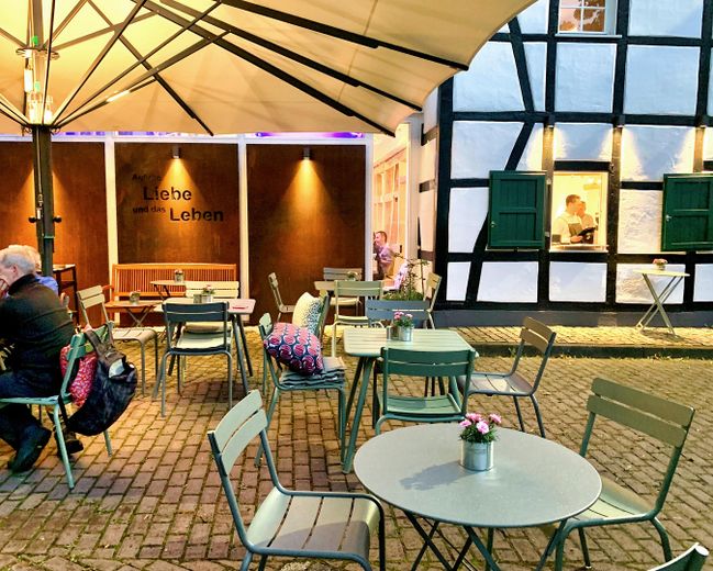 Die Buchmühle: Ubicación para eventos y negocios · Sala de exposición · Loft y diseño · Bienestar – Sommerterrasse mit Großschirm
