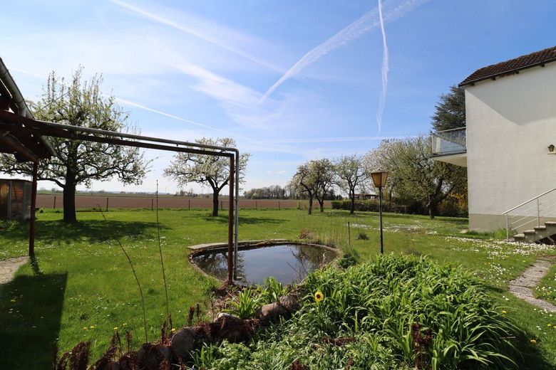 Großes EFH mit PV-Anlage, Kamin, Keller, Garagen und herrlichem Garten ! – Garten