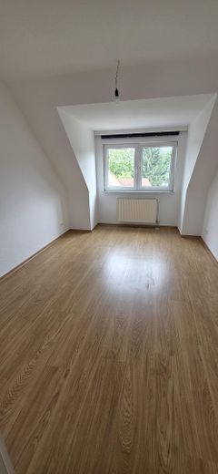 leegstaande 4-kamer-dakappartement in rustige ligging met overdekt balkon op het zuiden – Schlafzimmer