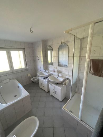Modernisiertes Zweifamilienhaus mit 263 m² Wohnfläche, attraktiver Vermietungsperspektive – Bad Einliegerwohnung