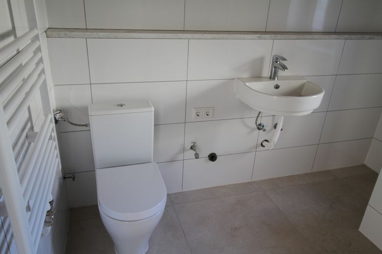 Traumhaft sonniges, frisch renoviertes Einfamilienhaus mit eigenem Garten – Badezimmer