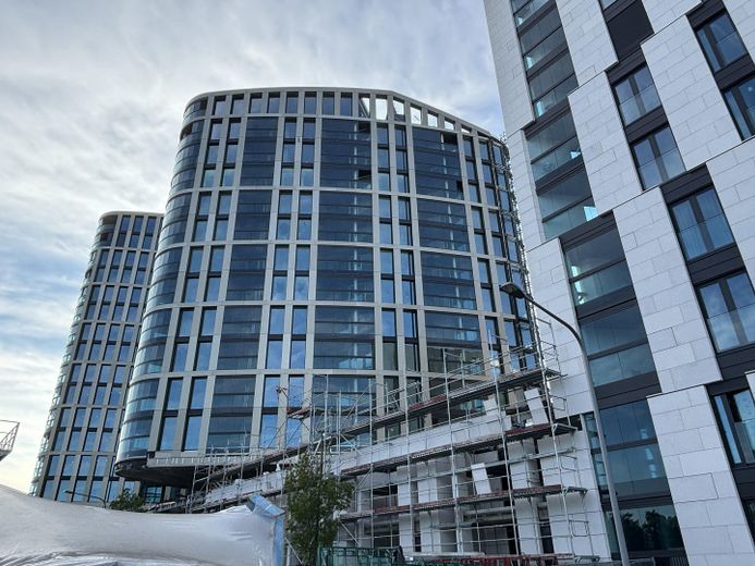 شقة فاخرة مع تبريد نشط، لوجيا وتراس على السطح – حي هافنبارك – Hausansicht HPQ Towers