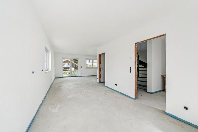 Jetzt schnell sein! Neubau-Doppelhaushälfte in Ergoldsbach mit Garten, Garage und KfW-55-Standard – Wohnen