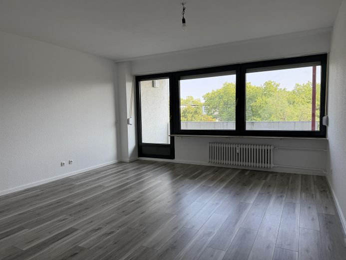 3-Zimmer Wohnung (80qm) mit Balkon in Mainz-Gonsenheim – Wohnzimmer