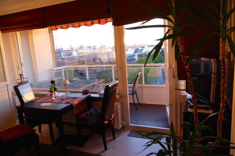 Möbl. 1,5-Zi.Whng m. tollem Elbblick, zentr. HH-Altona, all-in: Heizung/Strom/Wasser/Tel/WLAN... – Wohnzimmer 2