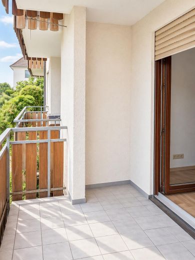 Blisko centrum i dobrze skomunikowane – 1-pokojowe mieszkanie na parterze z balkonem, miejsce postojowe w garażu podziemnym w HN-Böckingen – Balkon: Bild mit AI bearbeitet