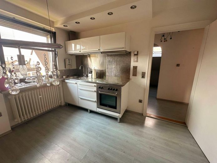 Wohnensemble aus zwei verbundenen Hausteilen – 244 m² Wohnfläche, Wintergarten & Sauna – Küche Vorderhaus 1. Stock