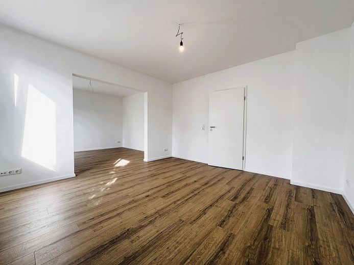 Erstbezug nach Sanierung - 4,5 Zimmer EG-Wohnung – Wohnzimmer