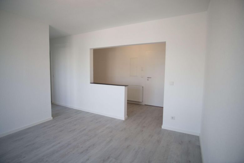 Moderne 2 Zimmerwohnung – Wohnzimmer Blick zum Eingang