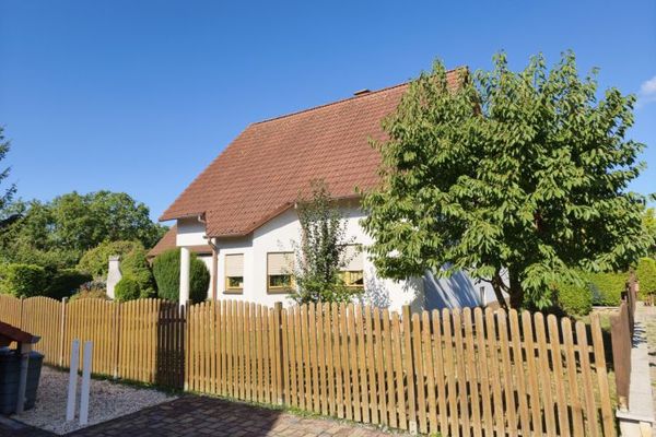 Atrakcyjny dom jednorodzinny z działką i różnorodnymi możliwościami użytkowania