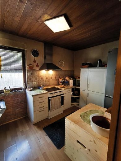 Versátil proyecto de modernización con sótano abovedado, garaje y opciones de chimenea en un entorno natural – Foto 10