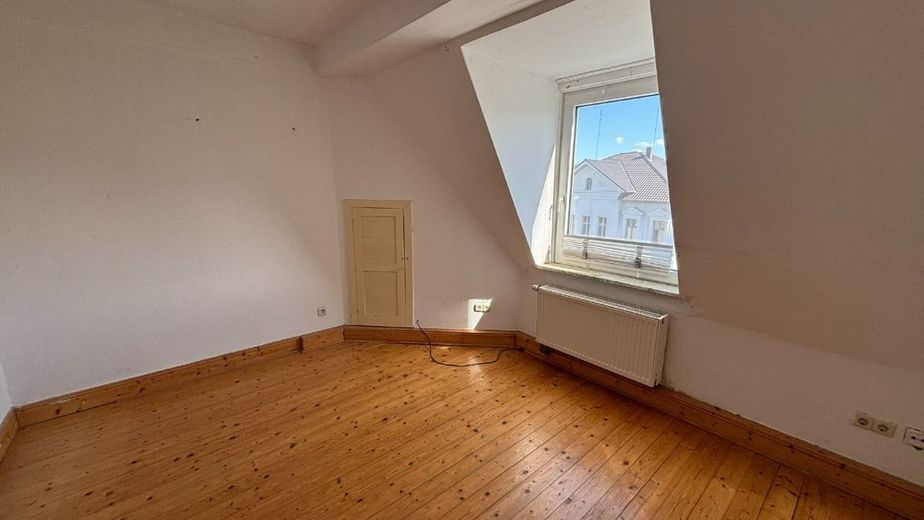 6-Zimmer-Dachgeschosswohnung mit EBK und Gartenabteil, nähe Bahnhof – Schlafzimmer - www.immobilien-heise.de