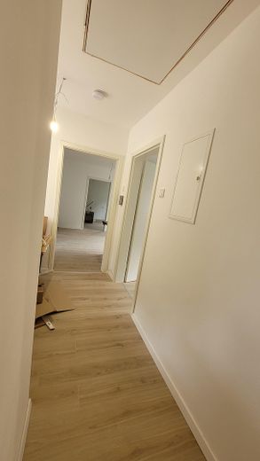 Newly renovated 2-room apartment with fitted kitchen in central Ansbach –  Flur 2