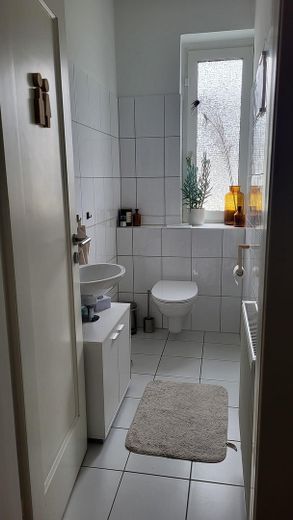 helle 4-Zimmer-Wohnung Nähe Ostpark – Gästetoilette