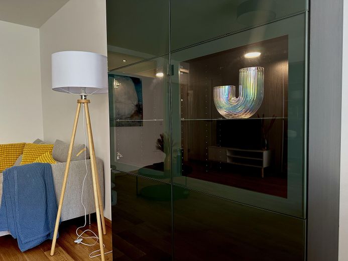 Zentrale & kernsanierte 3-Zimmer-Wohnung mit Loggia und Blick ins Grüne (befristet) – Wohnzimmer