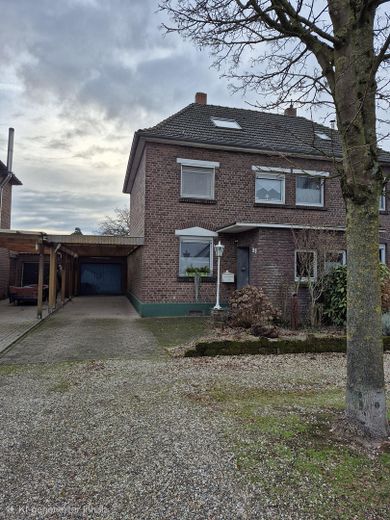 Casa pareada para la familia – Auffahrt und Carport