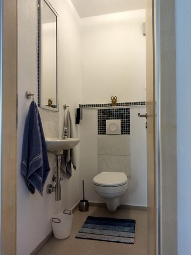 freistehendes Einfamilienhaus mit Einliegerwohnung, saniert und voll möbliert – Gäste-WC im EG EFH