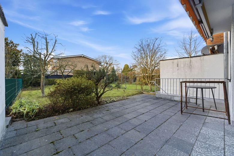 Reihenmittelhaus mit Terrasse, Loggia und Garage in Köln-Seeberg – Terrasse