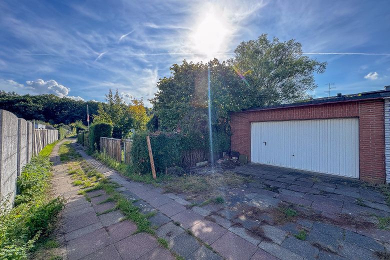 REIHENHAUS – DOPPELGARAGE – TERRASSE – GARTEN – RENOVIERUNGSBEDÜRFTIG – Doppelgarage Zufahrt