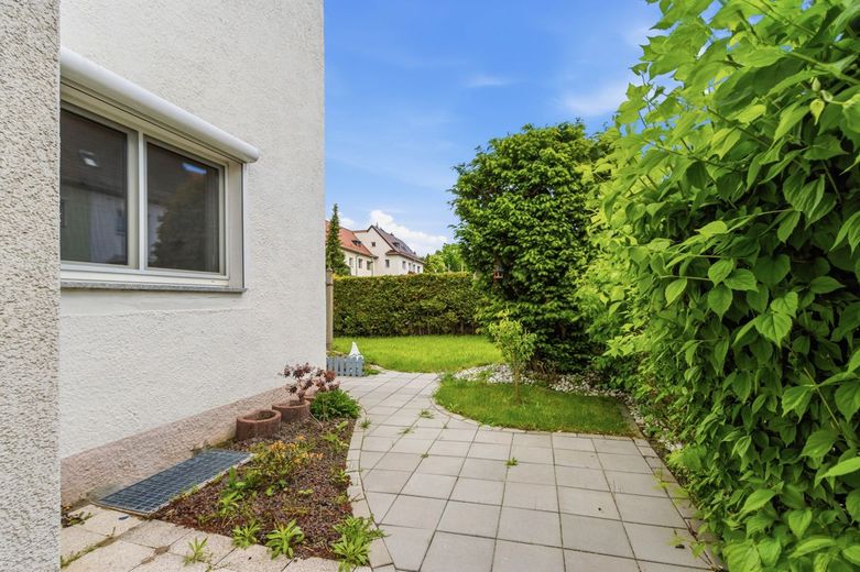"Schollehaus" gesucht?
Reihenendhaus mit kleinem Garten und Garage – Zugang seitlicher Garten