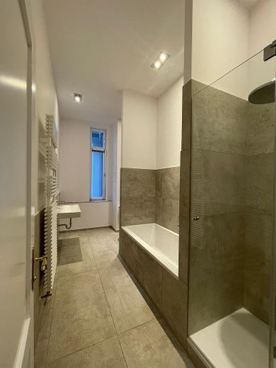 Kernsanierter Altbau mit Aufzug im 3. OG: 2 Zimmer, Designküche & Einbauschränke & Vorhänge nach Maß – Foto 12