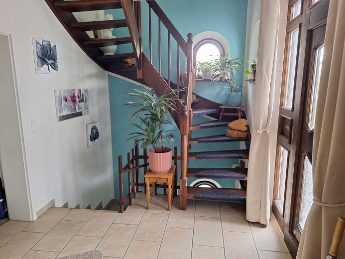 Großzügiges Wohnen im gepflegten Landhaus (nähe Golfplatz/Waldrand) PROVISIONSFREI – Diele und Treppenhaus