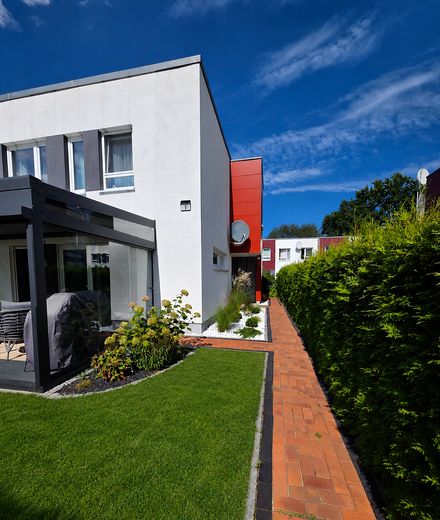 Provisionsfrei: Moderne DHH mit PV-Anlage, Energieeffizienzklasse B, nahe Öjendorfer See – Zuwegung