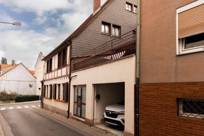 Hauseingang und Garage