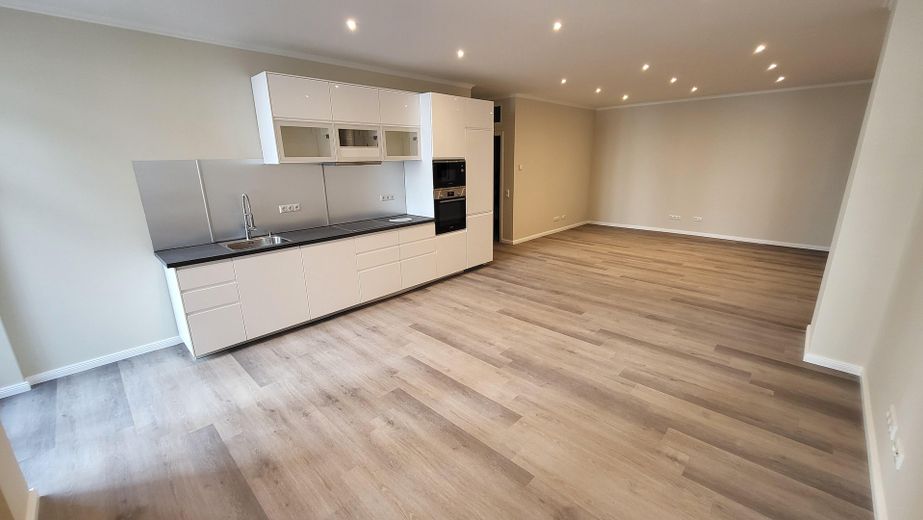Top ground-floor 5-room KfW apartment with kitchen and balcony in a prime location in Wiesbaden Mitte – Wohnbereich