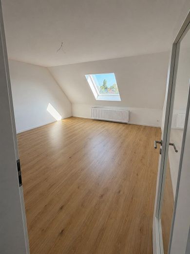 2-3 Zimmer Wohnungen: Erstbezug nach Kernsanierung – Moderne Wohnungen in zentraler Lage von Lehrte – Wohnzimmer DG links