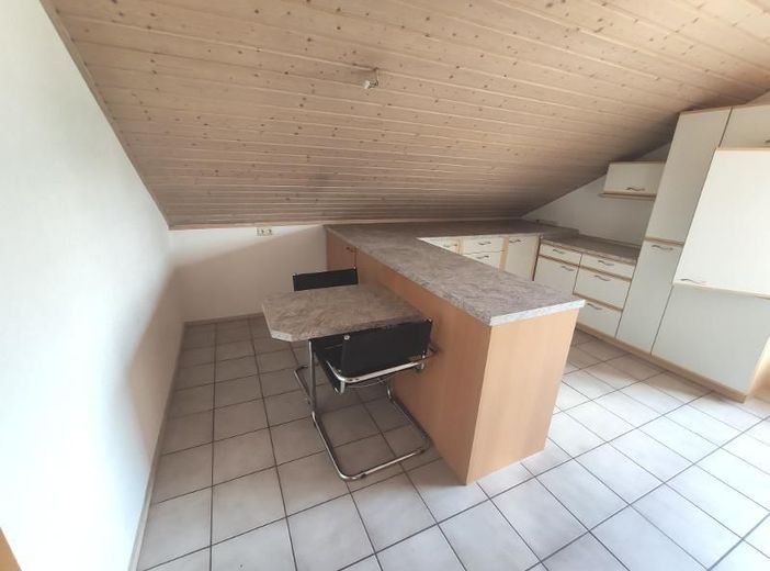 3 Zi. DG Wohnung mit Küche, Gartenmitbenutzung und Stellplatz – Küche Bild 1