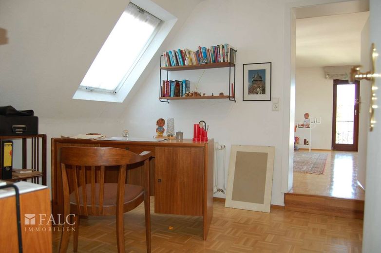 +++Großes Einfamilienhaus mit einem großzügigem Grundstück und 2 Garagen+++ – Büro_DG