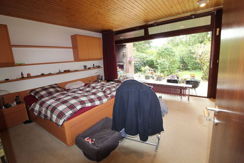 Individueller Flachdach-Bungalow mit Doppelgarage &amp; Parkähnlichem Grundstück in Schiffdorf-Sellstedt – 11 - Schlafzimmer 2 mit Terrasse