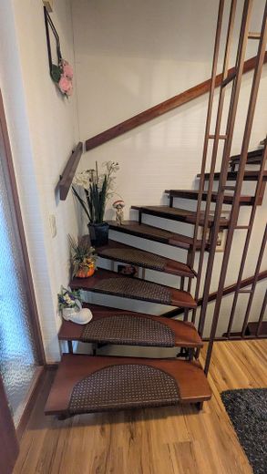 *Bez prowizji*- zadbany, przyjazny rodzinie skrajny dom szeregowy (procedura ofertowa) – Treppe v. EG ins OG
