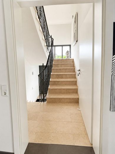 Modernisiertes Zweifamilienhaus mit zusätzlichem Wohnbereich – Treppenhaussicht EG