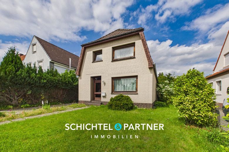 Huchting | Freistehendes Zweifamilienhaus mit großem Grundstück – S&amp;P | Frontansicht