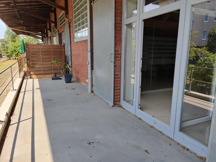 Loft-Büro in der Frachthalle – Terrasse / Bahnsteig