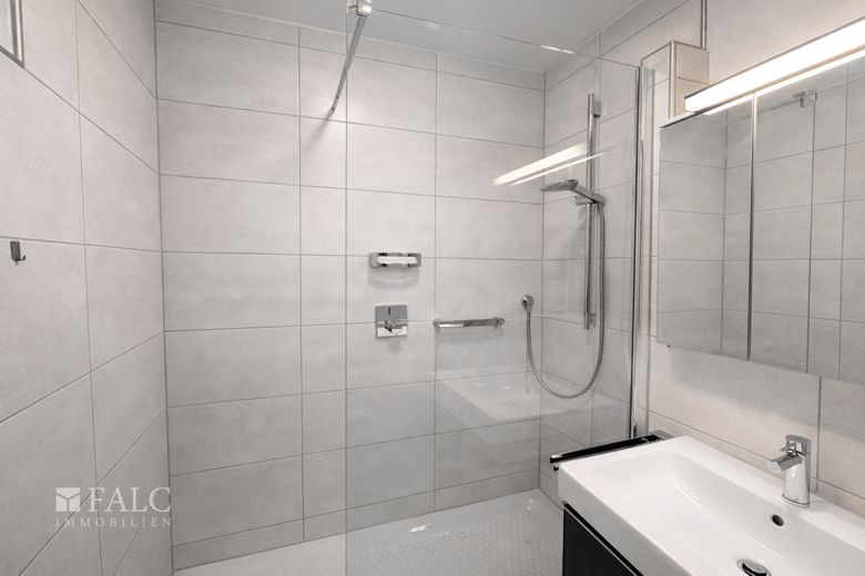 Top Lage direkt an der Weser - Penthouse-Feeling zum verlieben! – Riesige Dusche im Badezimmer